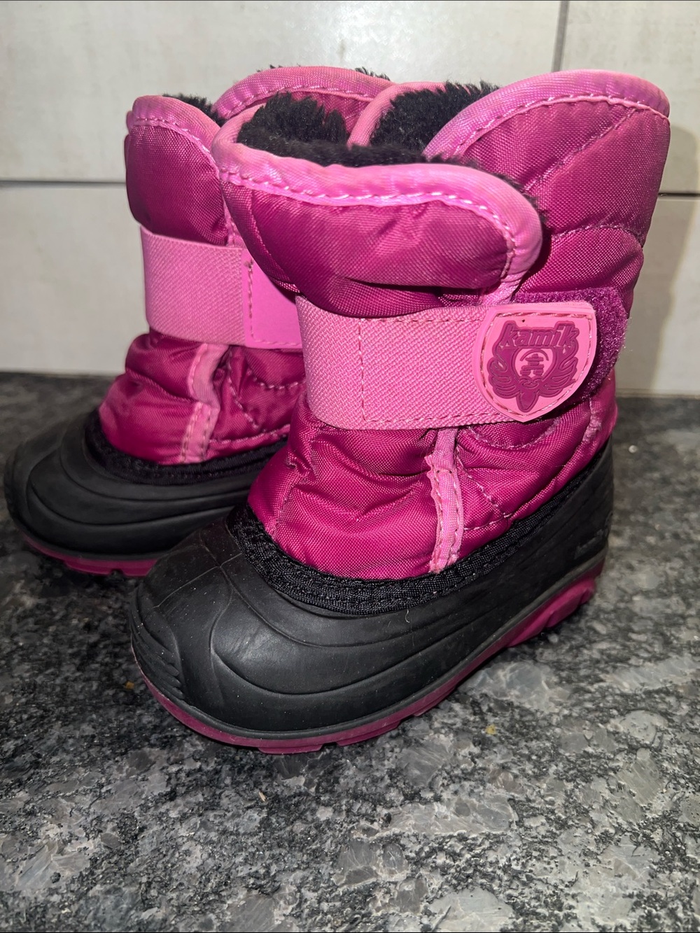 Kamik Girls Fuchsia Pink Insulated Snow Boots. Size 6. Strap closure
